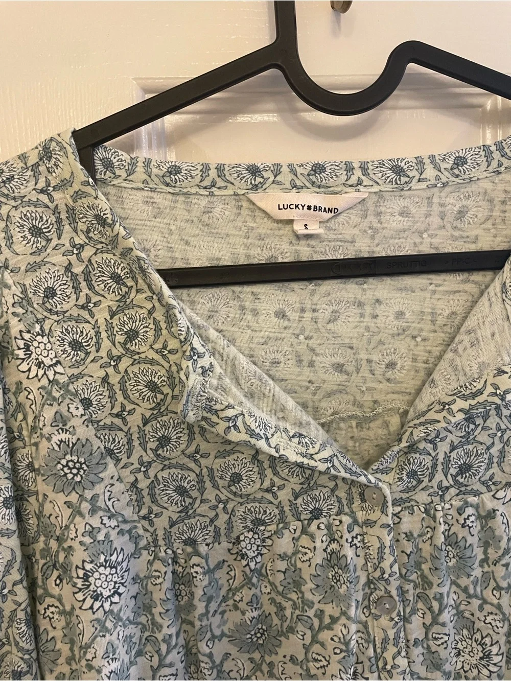Lucky brand short sleeve green floral top size S, like new - Picture 2 of 3